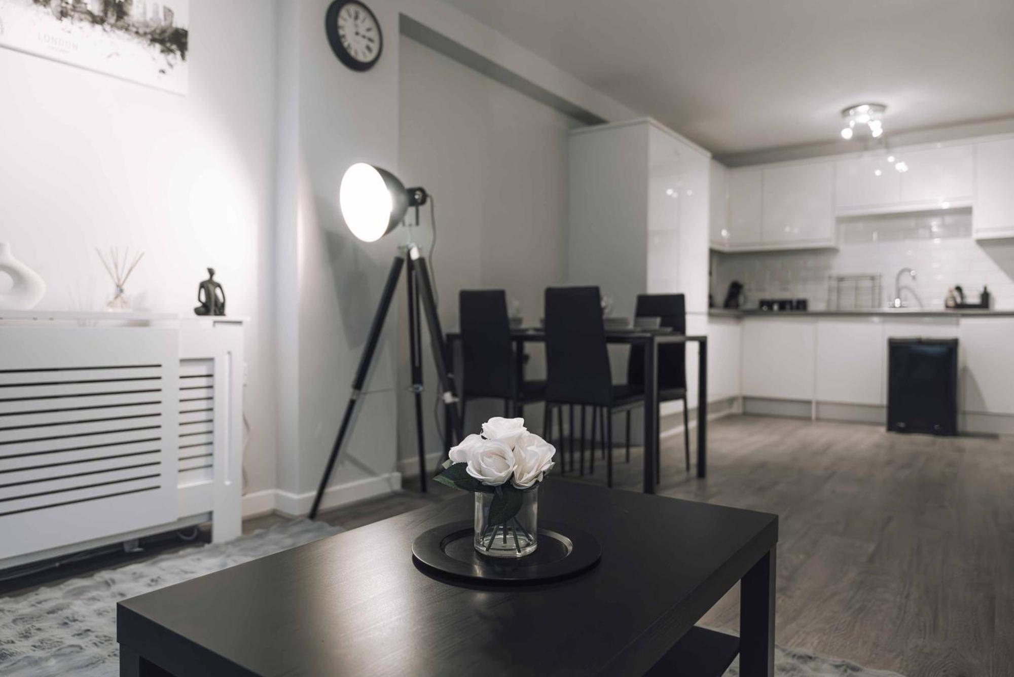 Stylish 2-Bed In Stratford Apartment ลอนดอน ภายนอก รูปภาพ